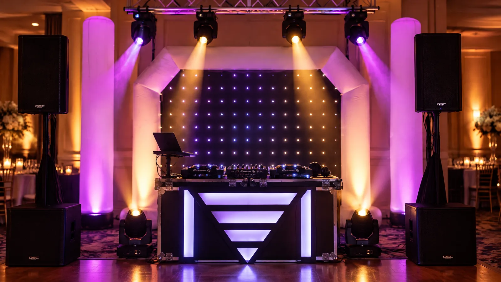 Cabina DJ profesional completa para alquiler con CDJ y mesa de mezclas en evento elegante
