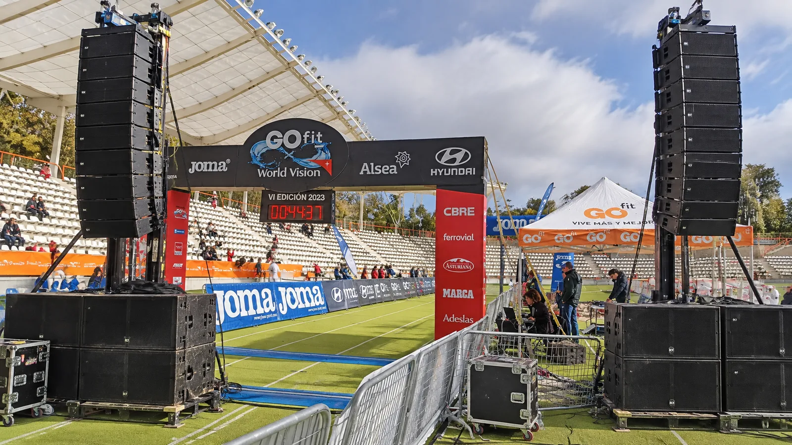 Sistema de altavoces PA profesional montado para evento al aire libre