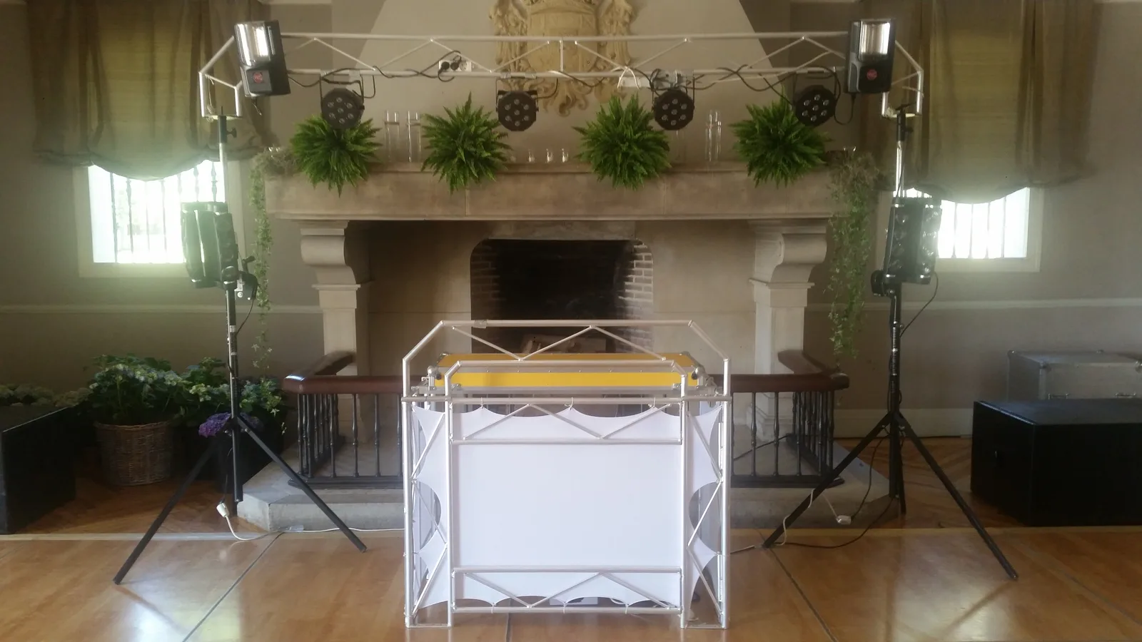 Cabina DJ elegante para boda junto a chimenea