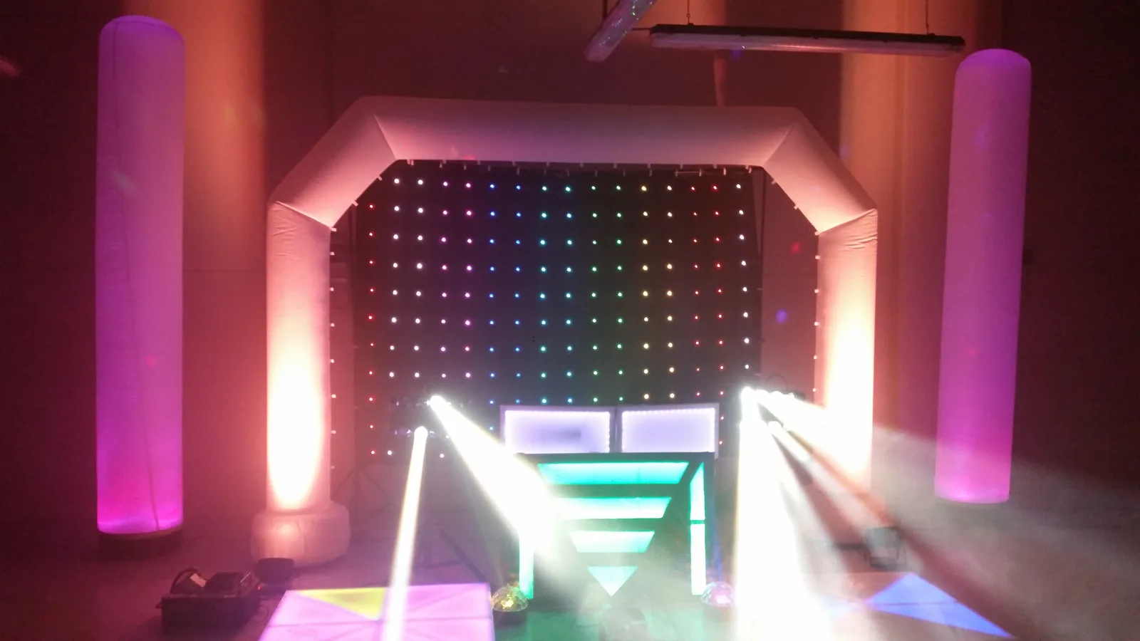 Cabina DJ con arco inflable y cortina LED para boda