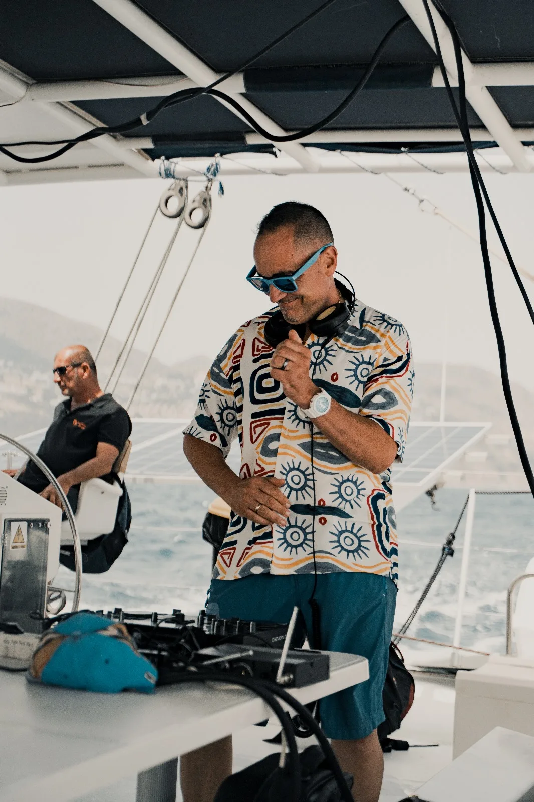 DJ pinchando en catamarán para evento exclusivo