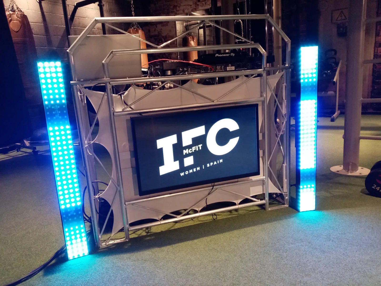 Cabina DJ profesional con pantalla corporativa