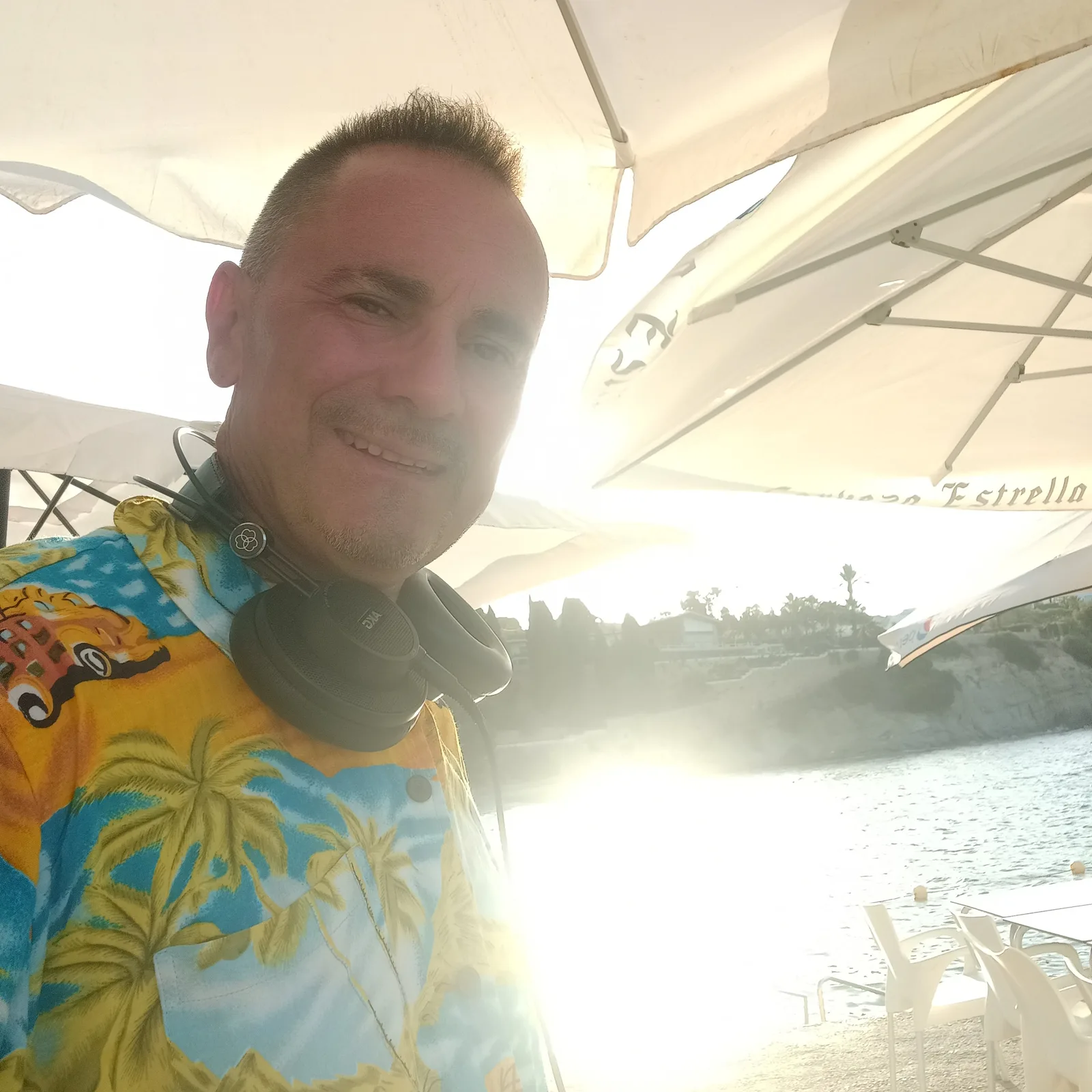 DJ Rafael en chiringuito de playa al atardecer
