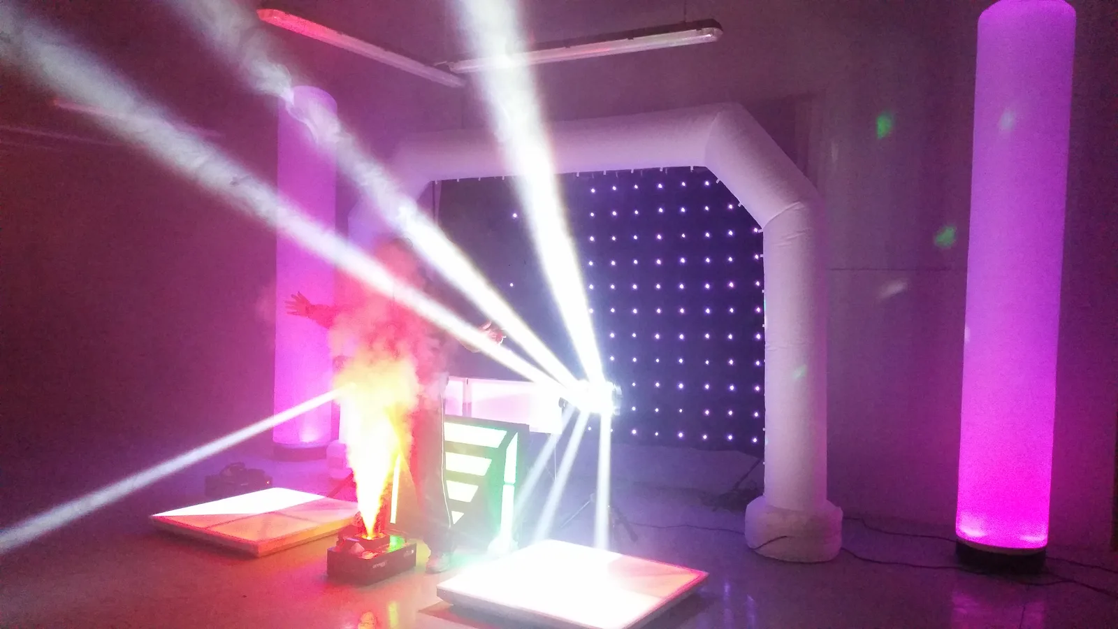 Montaje disco móvil con arco inflable y cortina LED