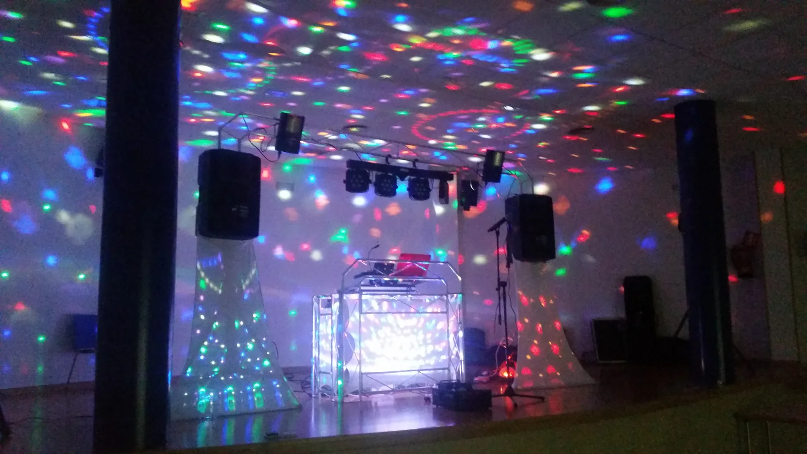 Montaje disco móvil con bolas de discoteca y focos LED