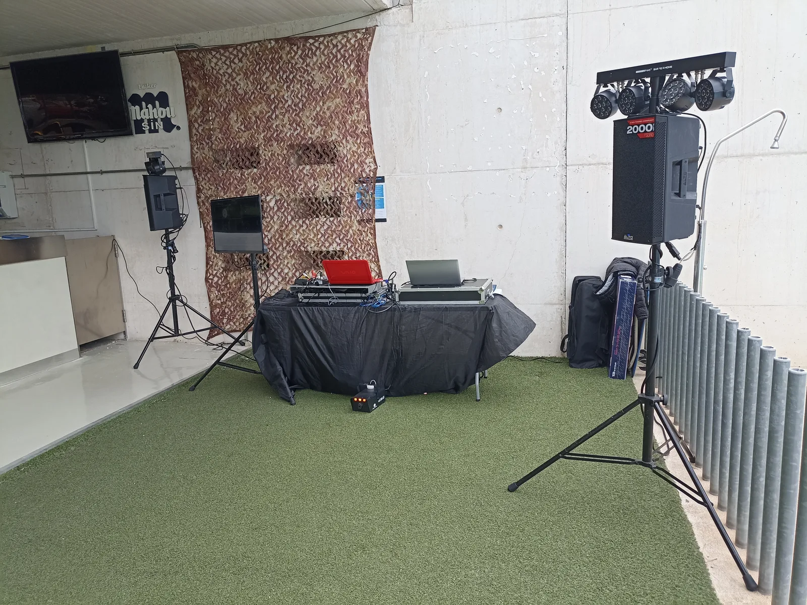 Montaje DJ al aire libre con altavoces y focos LED