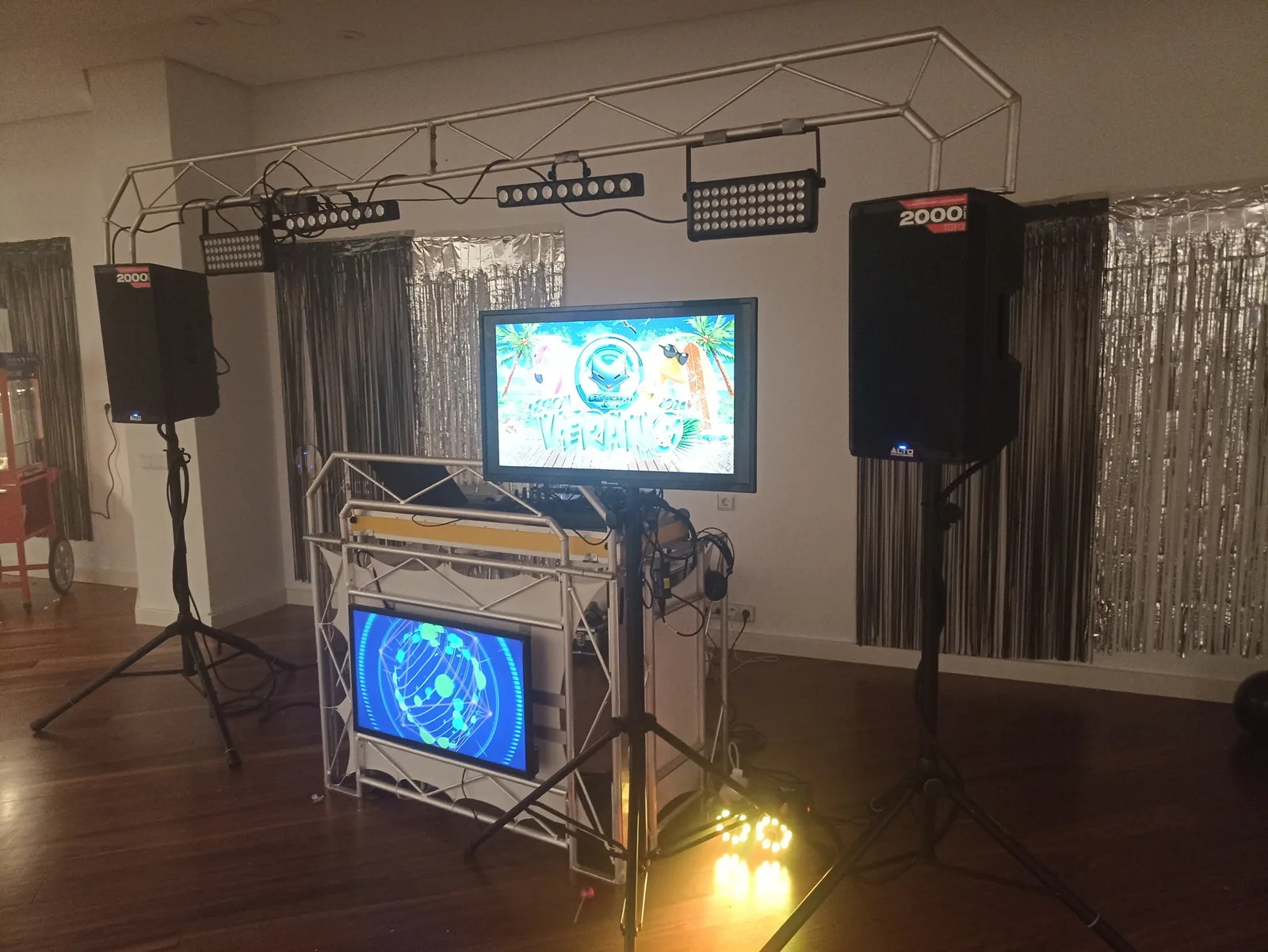 Cabina DJ con pantalla y altavoces Alto 2000