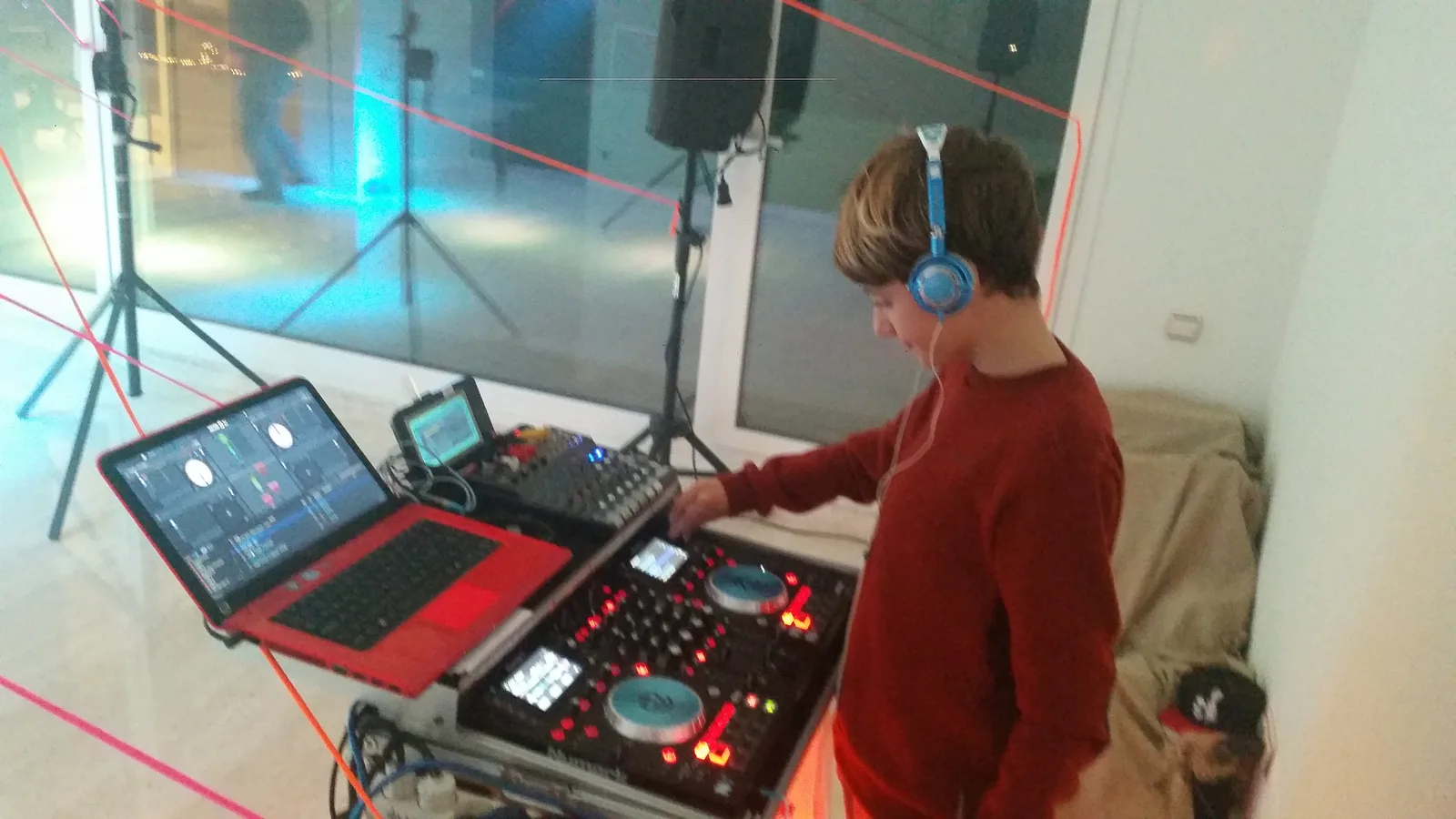 DJ joven pinchando en fiesta infantil
