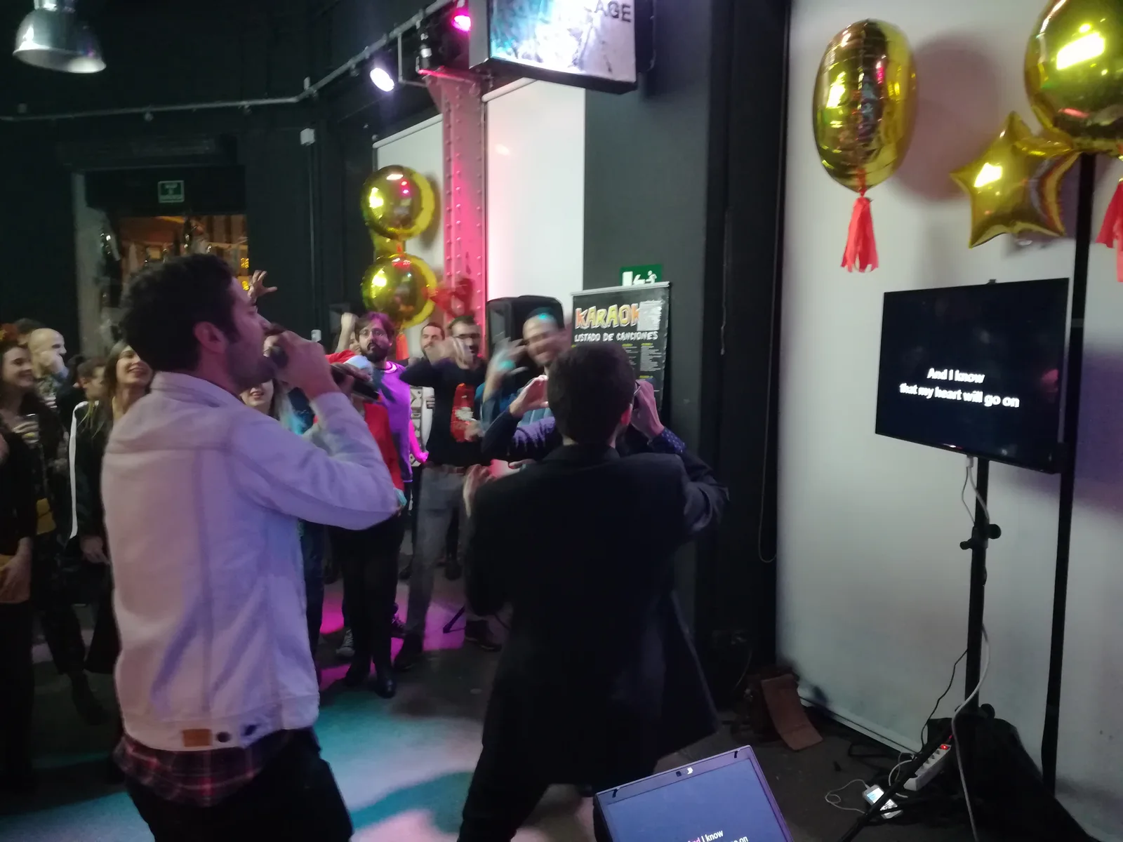 Fiesta karaoke con gente cantando y disfrutando