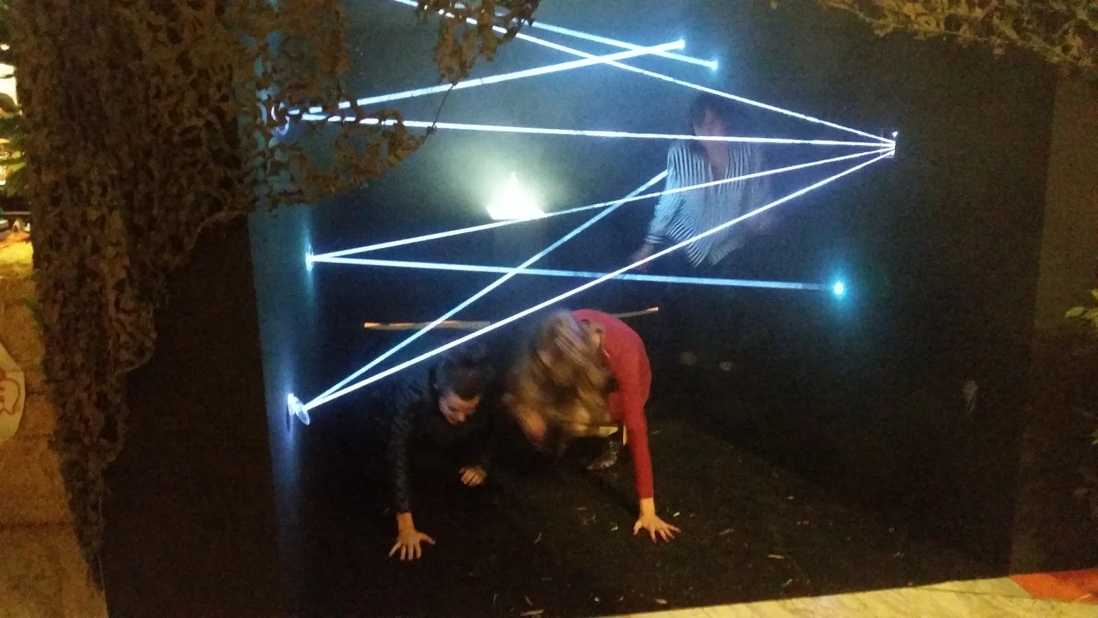 Haces láser azul al aire libre en evento nocturno