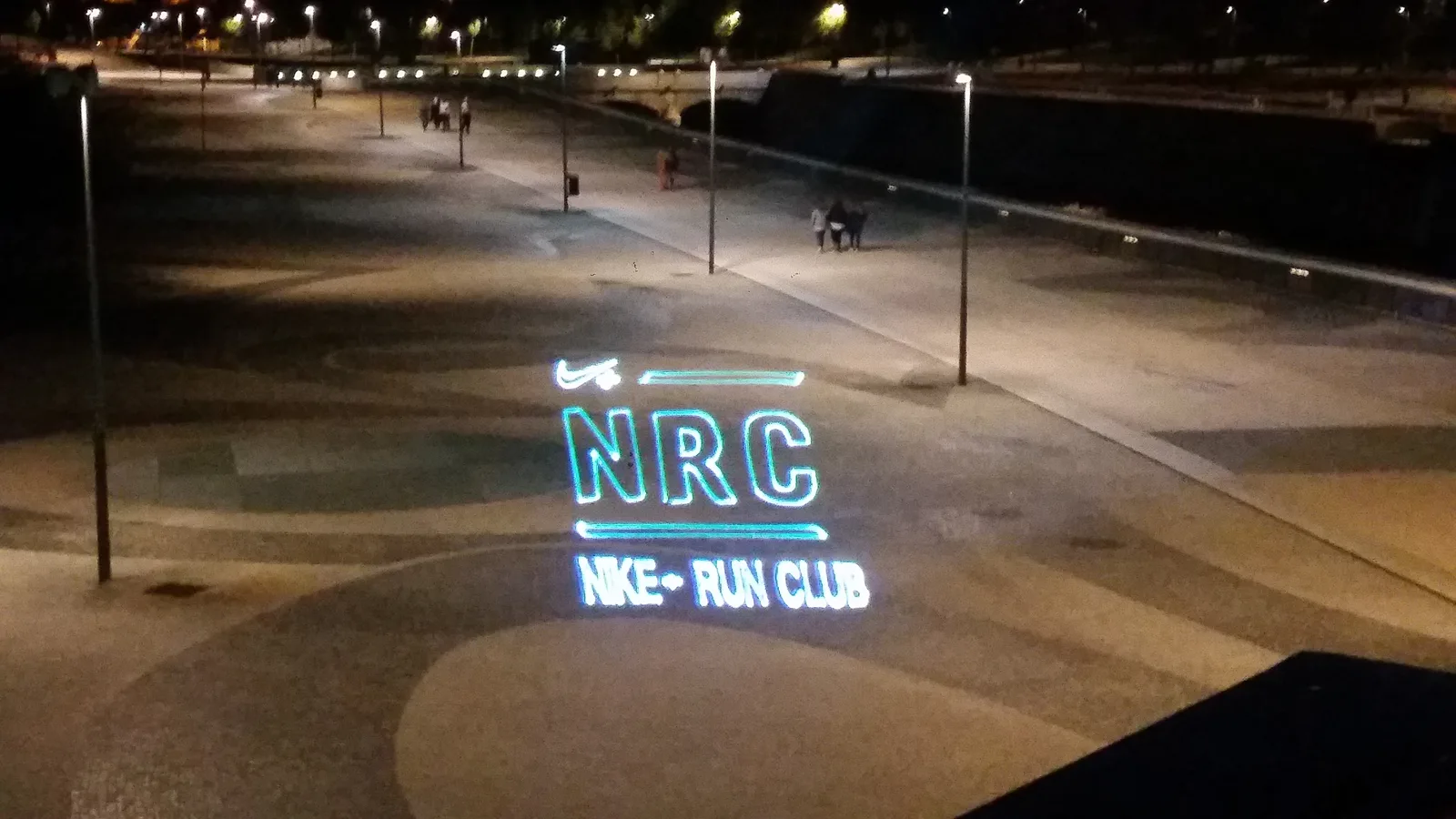Proyección láser Nike NRC en paseo nocturno