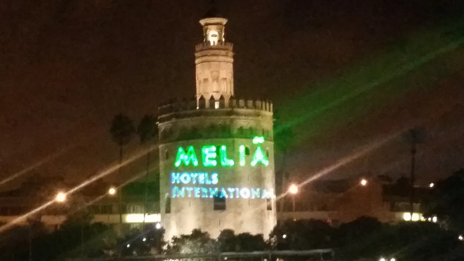 Proyección láser Meliá Hotels en Torre del Oro Sevilla