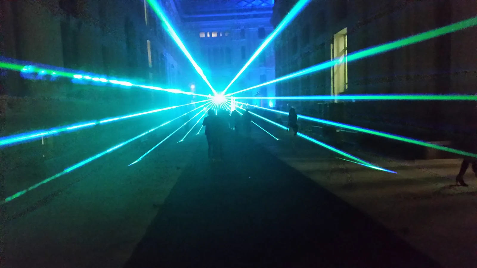 Haces láser en edificio histórico
