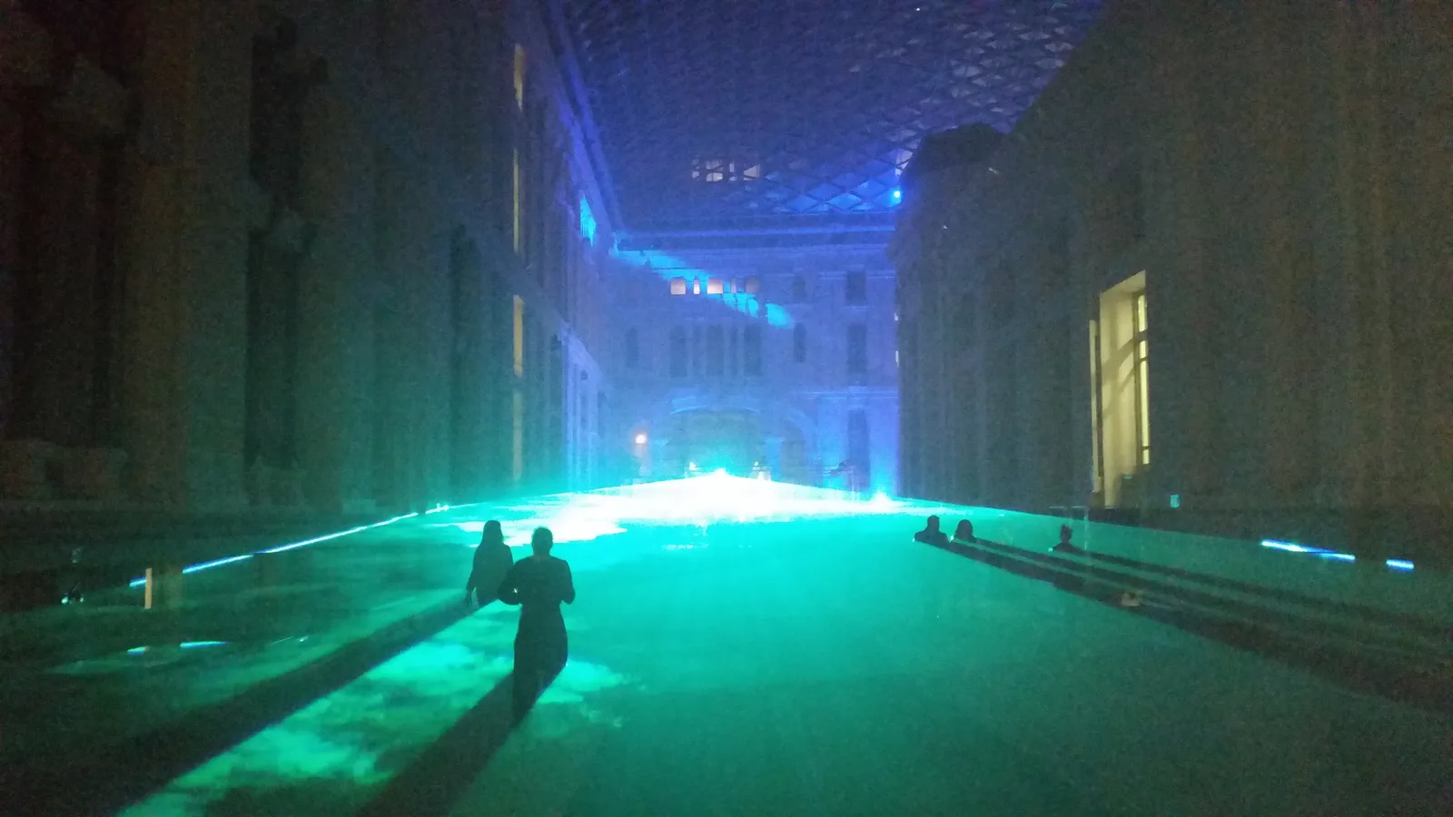 Sala monumental iluminada con láser cian