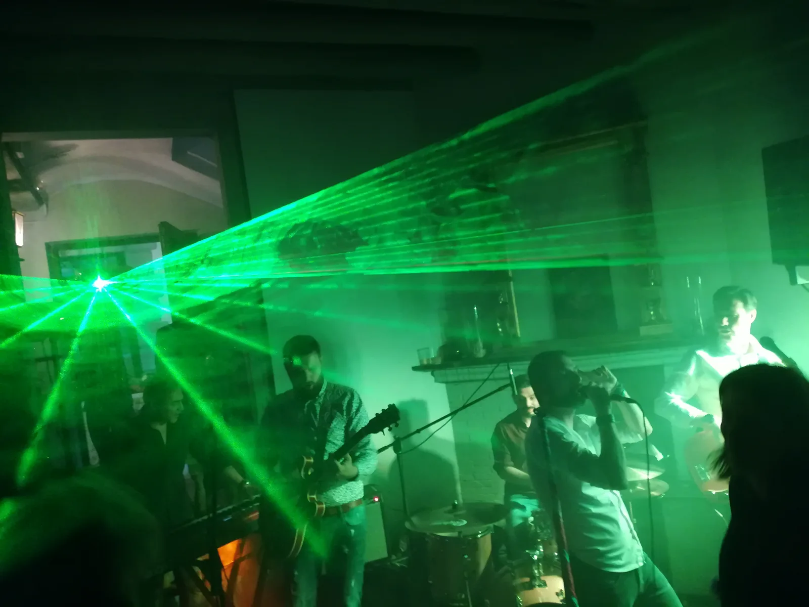 Banda en directo con haces láser verdes