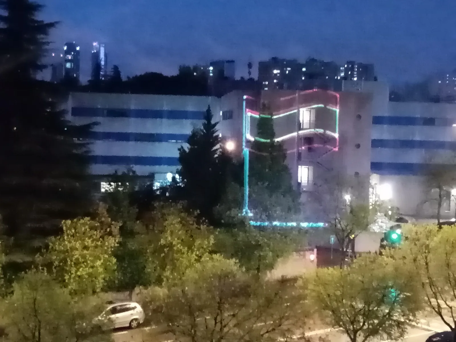 Proyección láser en fachada edificio moderno