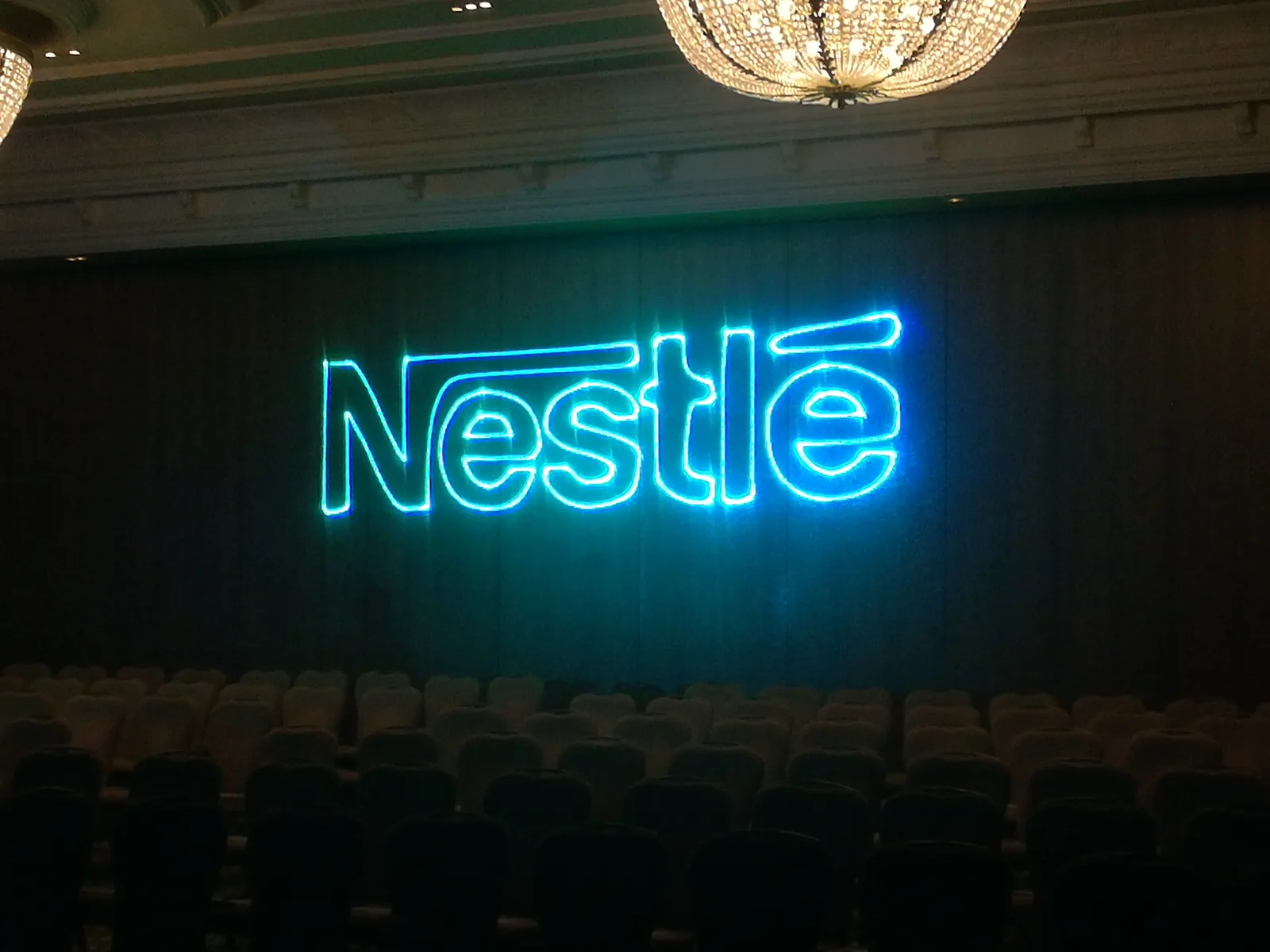 Proyección láser Nestlé en auditorio elegante