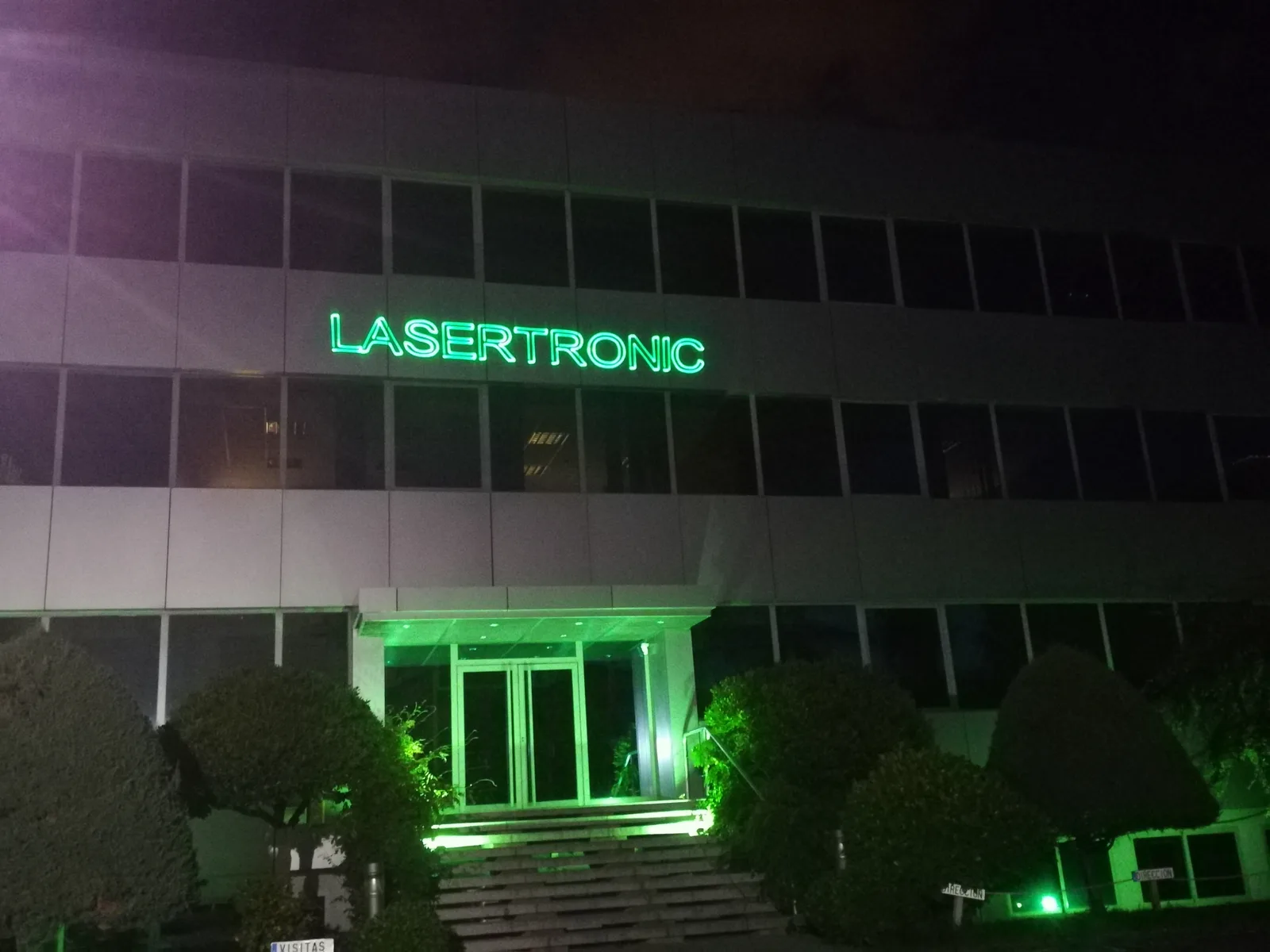 Texto LASERTRONIC en láser verde