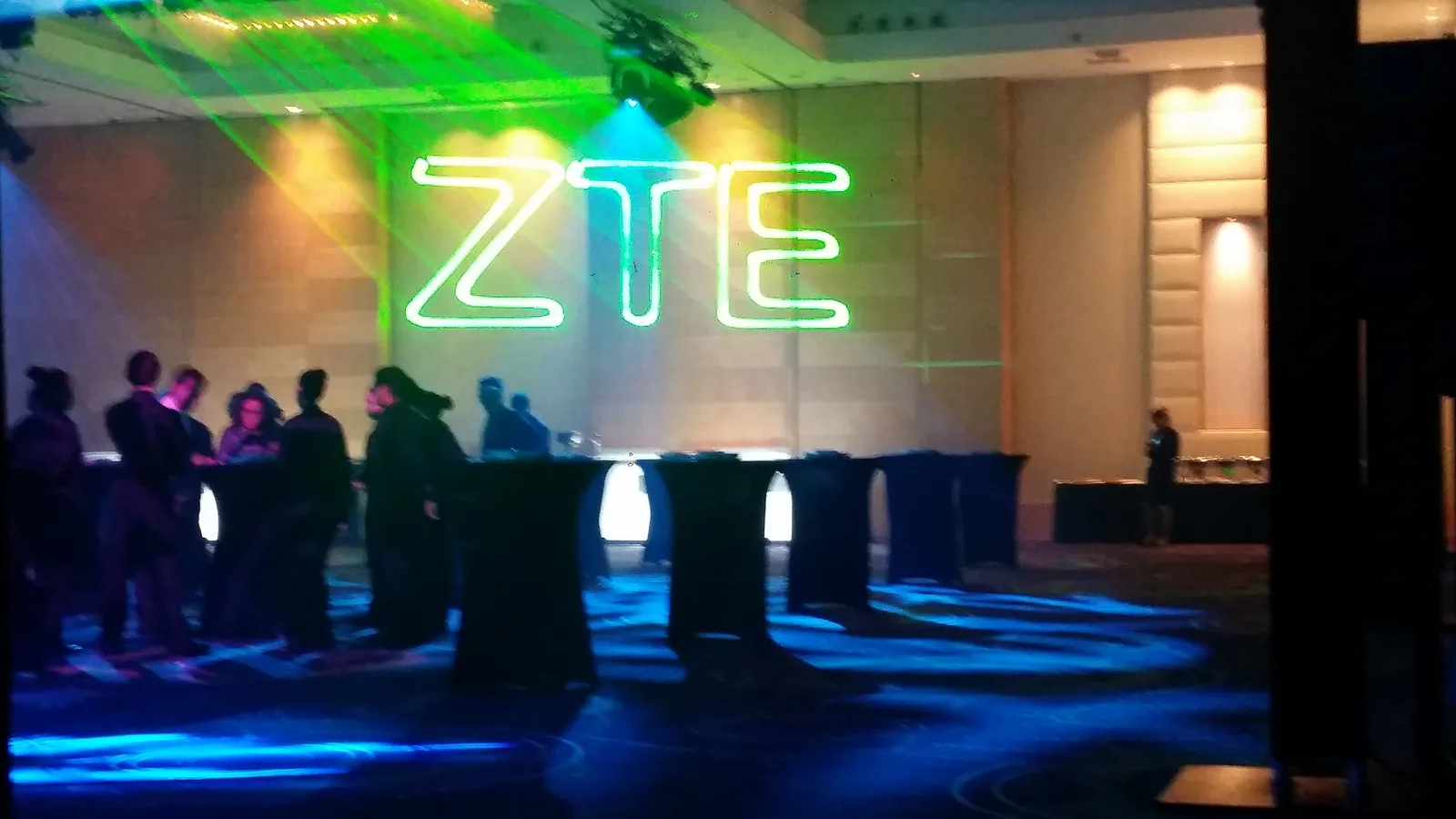 Proyección láser ZTE en evento corporativo