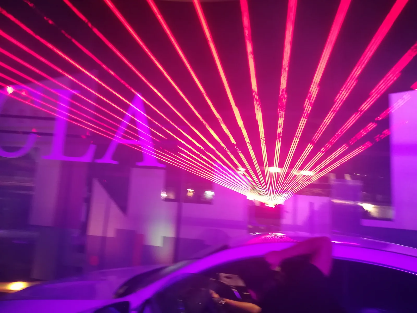 Haces láser sobre presentación Mercedes CLA