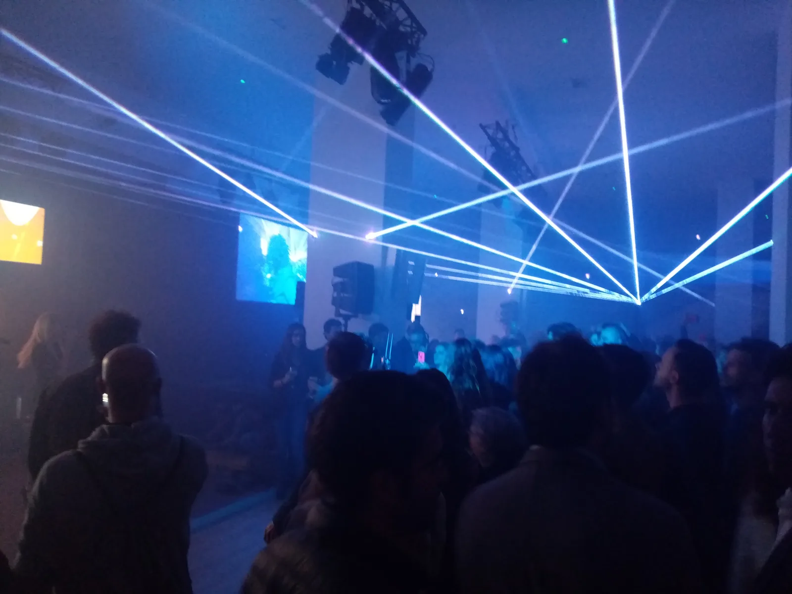 Fiesta con haces láser azul cruzados