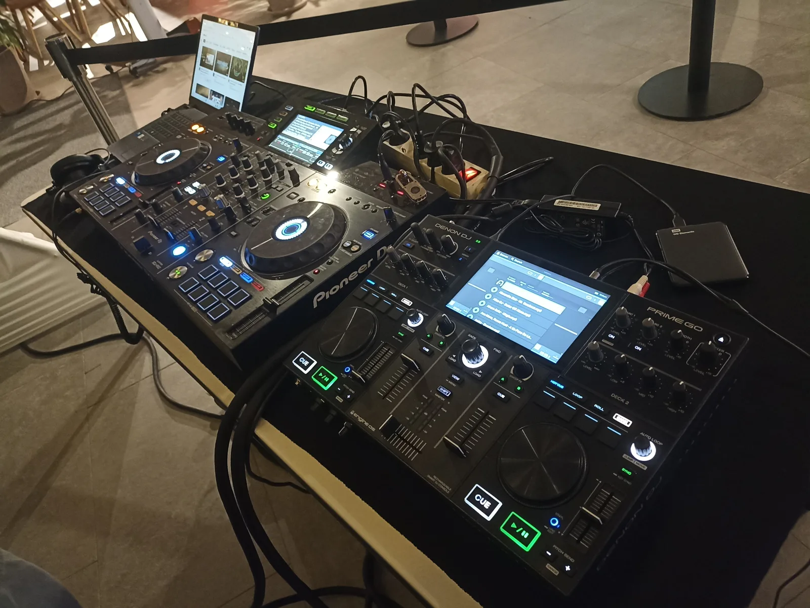 Mesa DJ profesional Pioneer DJ y Denon DJ Prime GO