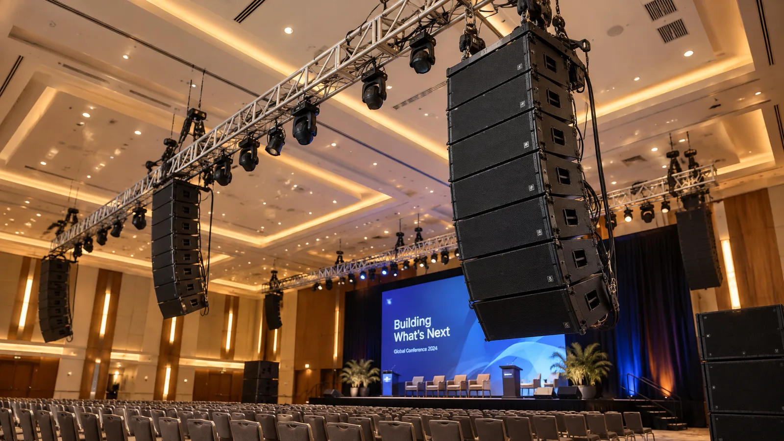 Sistema line array profesional instalado en sala de conferencias